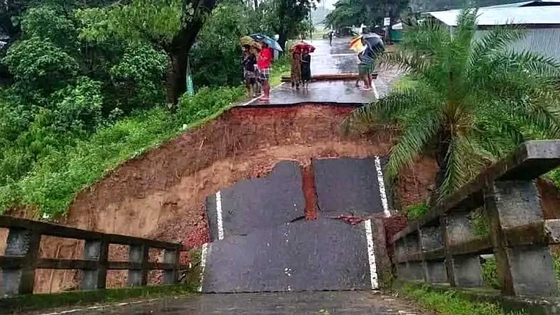 পানির তোড়ে রাঙ্গুনিয়াতে ভেঙে পড়ল সেতু