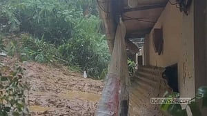 পাহাড় ধস: চট্টগ্রামে ঝুঁকিপূর্ণভাবে বসবাসকারীদের সরে যাওয়ার আহ্বান