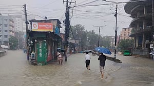 চট্টগ্রামে বৃষ্টিতে দেয়াল ধসে নিহত ১, শিশুসহ আহত ২