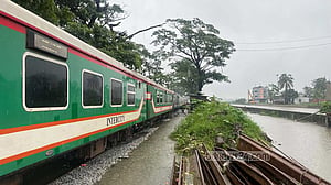 পাঁচ দিন পর চট্টগ্রাম-কক্সবাজার ট্রেন চলাচল শুরু