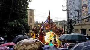 বৃষ্টি ভেজা ‘পুণ্যযাত্রা’