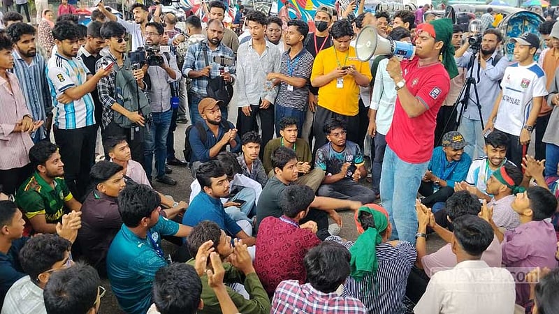 ছয় দাবিতে চট্টগ্রামে এইচএসসি পরীক্ষার্থীদের দুই ঘণ্টা সড়ক অবরোধ