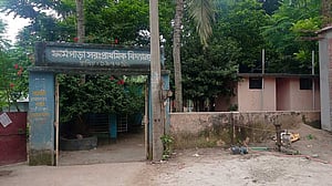 মেয়েকে শাসন করায় প্রধান শিক্ষককে চড়, গ্রেপ্তার মা