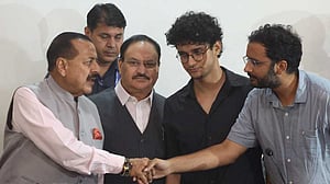ককরোচ পার্টির নেতারা কি রাজনীতিতে যোগ দেবেন?