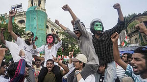 শিক্ষামন্ত্রীর পদত্যাগের সম্ভাবনা নেই বলছে এনডিটিভি, ককরোচের ২৪ ঘণ্টার ‘আল্টিমেটাম’