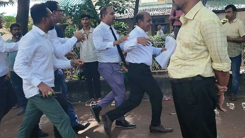 ঢাকার আদালতে আওয়ামীপন্থি আইনজীবীদের ওপর চড়াও বিএনপন্থিরা