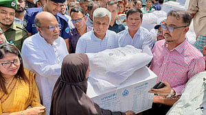মন্ত্রীর ‘১০০ প্যাকেট’ ত্রাণ বিতরণ শেষে অপেক্ষমাণ মরিয়মের প্রশ্ন, ‘আমারটা কই’