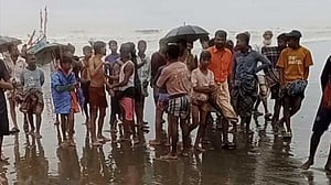 টেকনাফ উপকূলে রোহিঙ্গাবাহী নৌকাডুবি, নিখোঁজ ১৪