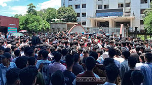 সারাদেশে একসঙ্গে এইচএসসি পরীক্ষা নেওয়ার দাবিতে চট্টগ্রামে বিক্ষোভ