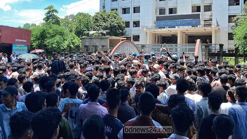 সারাদেশে একসঙ্গে এইচএসসি পরীক্ষা নেওয়ার দাবিতে চট্টগ্রামে বিক্ষোভ