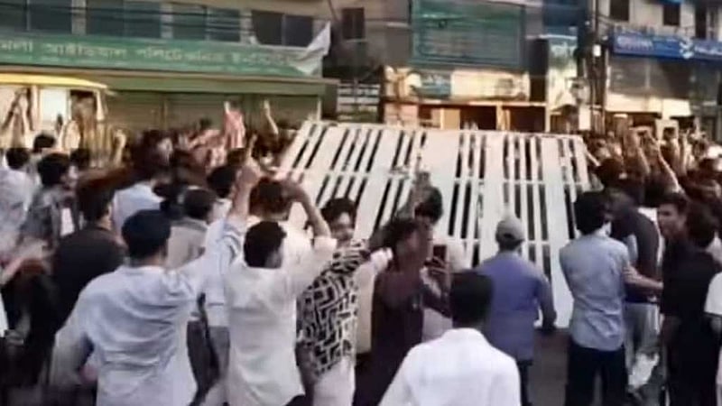 দিনভর বিক্ষোভের পর চট্টগ্রাম শিক্ষা বোর্ডের গেইট খুলে নিয়ে গেল আন্দোলনরত শিক্ষার্থীরা
