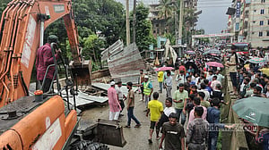 কুমিল্লায় উচ্ছেদ অভিযানে টমসমব্রিজ কাঁচাবাজার গুঁড়িয়ে দিল সিটি করপোরেশন