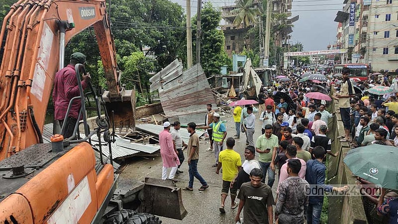 কুমিল্লায় উচ্ছেদ অভিযানে টমসমব্রিজ কাঁচাবাজার গুঁড়িয়ে দিল সিটি করপোরেশন