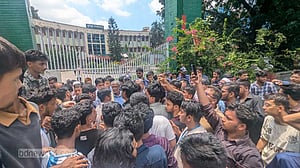 পরীক্ষা স্থগিতসহ ৩ দাবিতে কুমিল্লা শিক্ষা বোর্ডের সামনে এইচএসসি পরীক্ষার্থীদের বিক্ষোভ