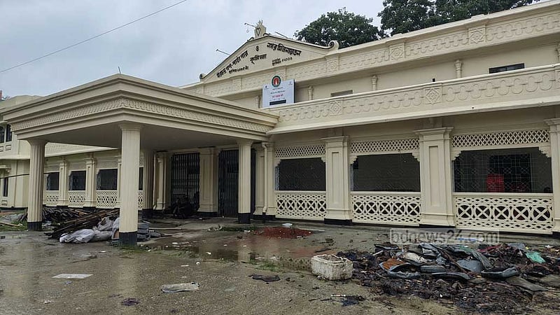 কুমিল্লা টাউন হলের ক্ষত সারেনি দুই বছরেও