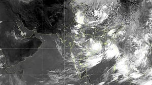 উপকূল অতিক্রম করে দুর্বল হচ্ছে গভীর নিম্নচাপ, ৩ নম্বর সংকেত বহাল