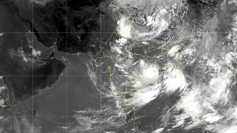 উপকূল অতিক্রম করে দুর্বল হচ্ছে গভীর নিম্নচাপ, ৩ নম্বর সংকেত বহাল