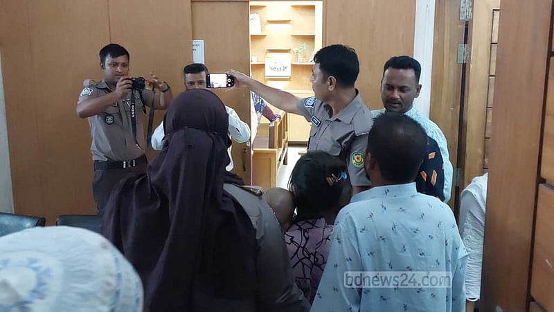 ১৩ বছরের মায়ের কাছেই থাকবে সন্তান, ফেইসবুক-টিকটক না ব্যবহারের শর্ত