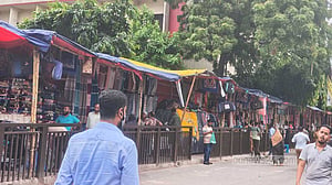 ঢাকার ফুটপাত ফের দখলে, ‘ব্যবস্থাপনার’ সুফল আদৌ মিলবে?