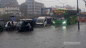 রাজধানীতে আঝোর বৃষ্টিতে সড়কে পানি, চলতি পথে ভোগান্তি