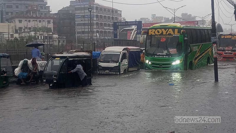 রাজধানীতে আঝোর বৃষ্টিতে সড়কে পানি, চলতি পথে ভোগান্তি