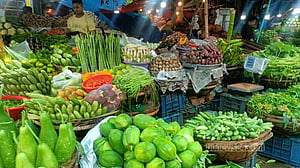 বৃষ্টির বাজারে বেড়েছে ৩ পণ্যের দাম