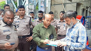 ধানমন্ডিতে স্কুলের সামনে থেকে বখাটেদের ছত্রভঙ্গ করল ডিএসসিসি
