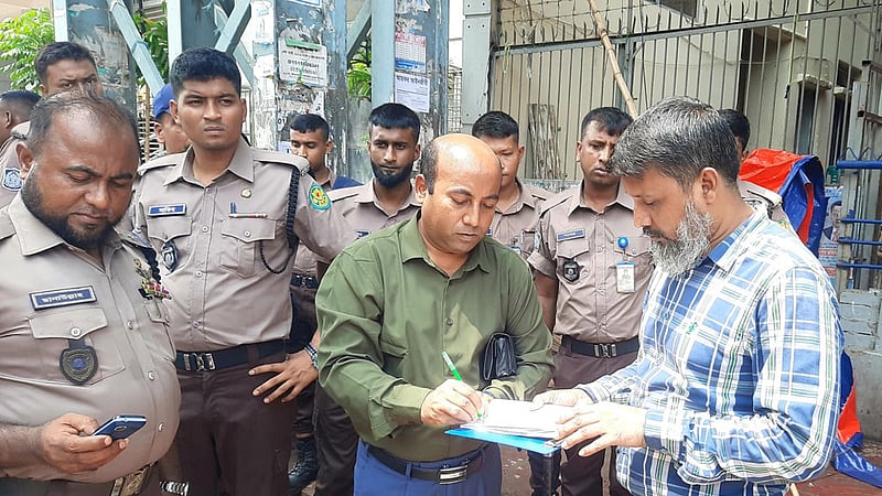 ধানমন্ডিতে স্কুলের সামনে থেকে বখাটেদের ছত্রভঙ্গ করল ডিএসসিসি