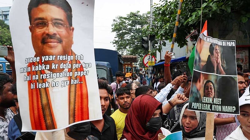 প্রশ্নফাঁস আন্দোলন থেকেই উত্থান হয়েছিল ভারতের পদত্যাগী শিক্ষামন্ত্রীর