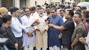 বাড্ডায় সড়কে প্রাণ গেল পরিচ্ছন্নকর্মীর, ফিটনেসবিহীন গাড়ির বিরুদ্ধে ব্যবস্থার হুঁশিয়ারি