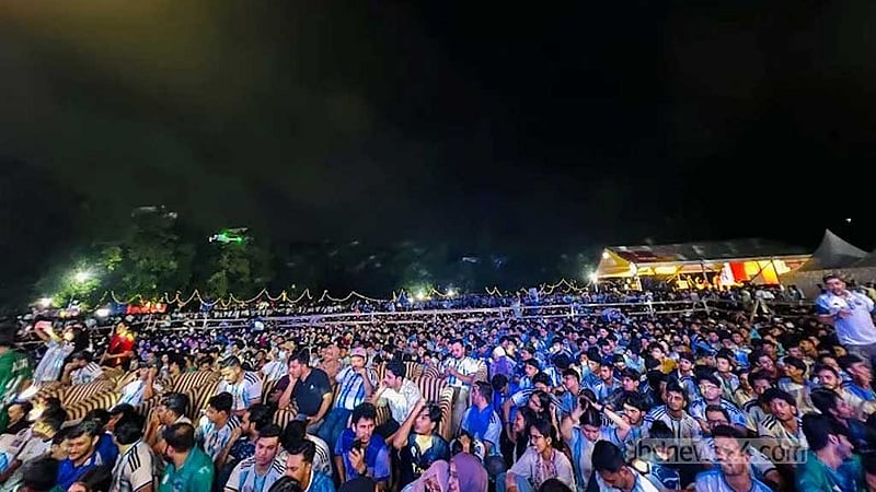 ব্যারিকেড দিয়েও আটকানো গেল না সমর্থকদের, ঢাবি ক্যাম্পাসে ফাইনাল শুরুর আগে উপচে পড়া ভিড়