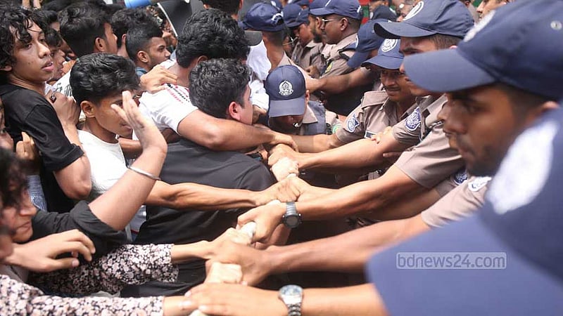 ঢাবিতে পুলিশের সঙ্গে এইচএসসি পরীক্ষার্থীদের ধাক্কাধাক্কি
