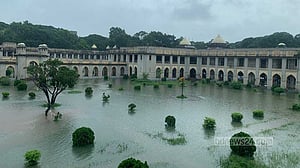 ভারি বৃষ্টিতে ঢাকা বিশ্ববিদ্যালয়ে জলাবদ্ধতা, ক্লাস বাতিল