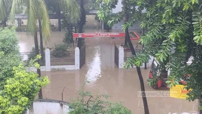 বৃষ্টিতে ঢাকা বিশ্ববিদ্যালয়ের সোমবারের সব পরীক্ষা স্থগিত, ক্লাস চলবে