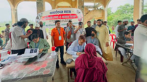 বন্যার্তদের মাঝে ‘এক্স নটরডেমিয়ান্স ফাউন্ডেশনের’ চিকিৎসা সেবা ও খাবার বিতরণ