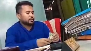 ‘গুনে গুনে ঘুষ’ নেওয়ার ভিডিও প্রকাশ্যে, ভূমি কর্মকর্তা বরখাস্ত