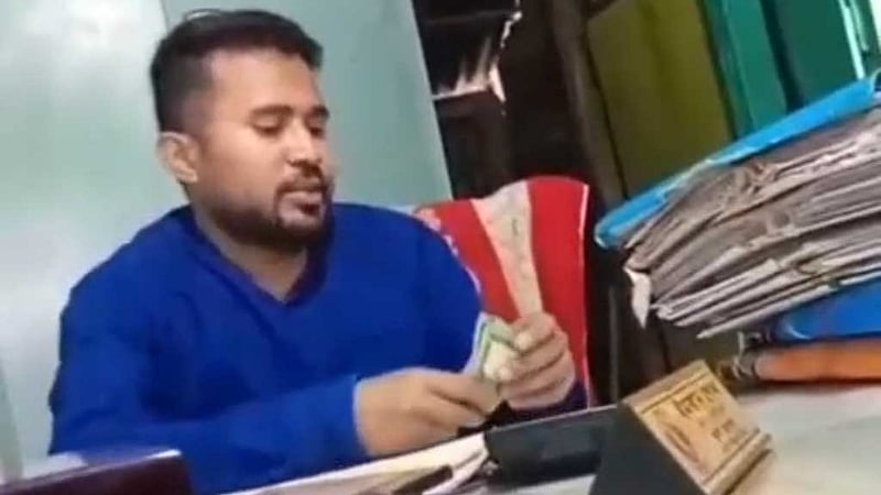 ‘গুনে গুনে ঘুষ’ নেওয়ার ভিডিও প্রকাশ্যে, ভূমি কর্মকর্তা বরখাস্ত