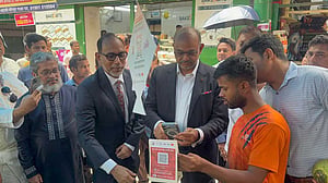 বাংলা কিউআর ব্যবহার করে কেনাকাটা করলেন অর্থ উপদেষ্টা
