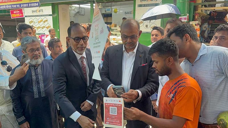 বাংলা কিউআর ব্যবহার করে কেনাকাটা করলেন অর্থ উপদেষ্টা