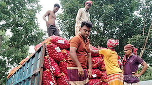 ফরিদপুরের বাজারে পেঁয়াজের সরবরাহ বেশি: দামে ধস, দিশেহারা চাষি