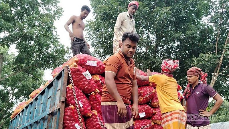 ফরিদপুরের বাজারে পেঁয়াজের সরবরাহ বেশি: দামে ধস, দিশেহারা চাষি