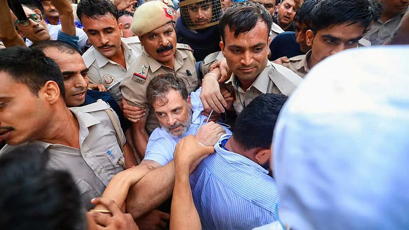 দিল্লিতে বিক্ষোভ থেকে আটক রাহুল-প্রিয়াঙ্কাকে ছেড়ে দিয়েছে পুলিশ