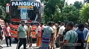 গোপালগঞ্জে সড়ক পারাপারের সময় বাসের ধাক্কায় নিহত যুবক