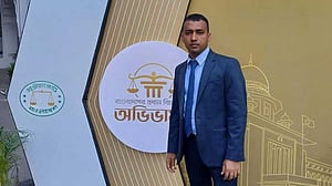 আদালতে পেপার ওয়েটের আঘাতে আইনজীবী আহত: বিচারককে বদলি