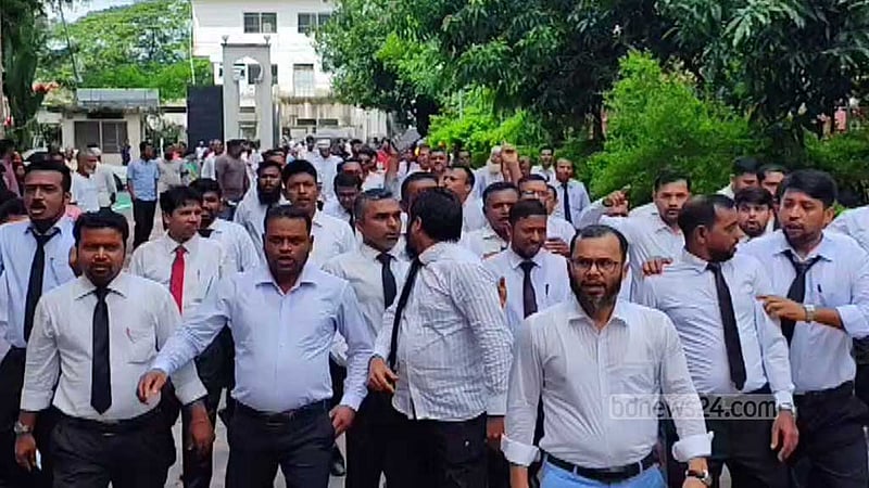 আদালতে পেপার ওয়েটের আঘাতে আইনজীবী আহত: বিচারকের অপসারণ দাবিতে বিক্ষোভ