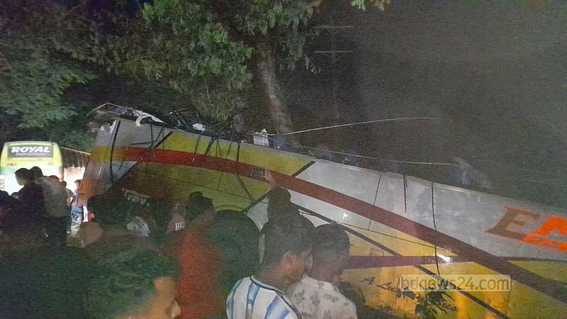 গোপালগঞ্জে ওভারটেকের সময় নিয়ন্ত্রণ হারিয়ে বাস খাদে, আহত ২৫
