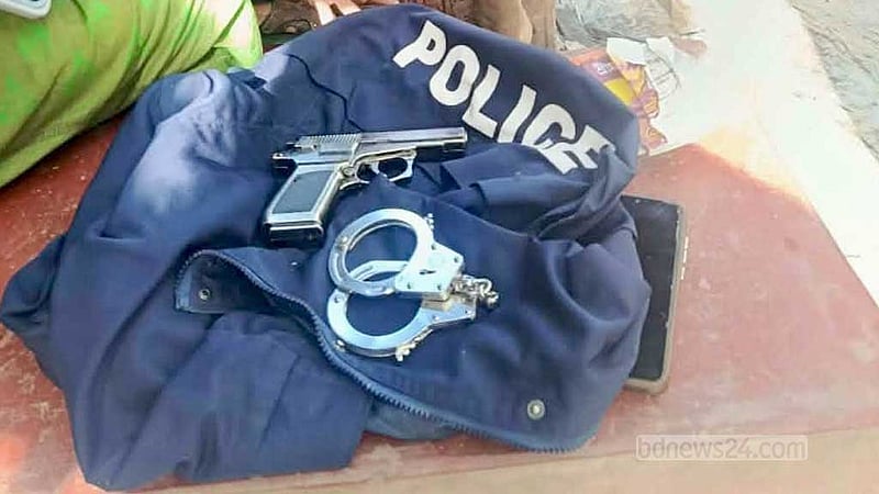 গোপালগঞ্জে হ্যান্ডকাফ, খেলনা পিস্তল ও ‘পুলিশ’ লেখা ভেস্টসহ যুবক আটক