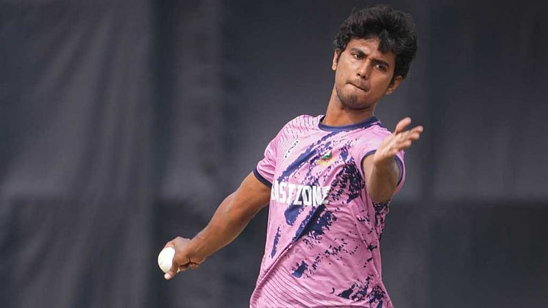 কেন্টে এবার রঙিন পোশাকে রাঙানোর অপেক্ষায় হাসান