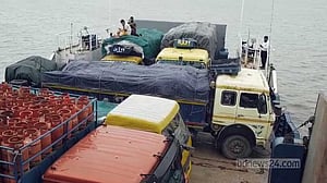 মাঝ নদীতে আটকা পড়েছে হাতিয়ার ফেরি