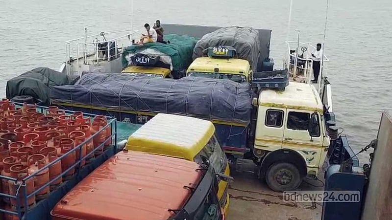 মাঝ নদীতে আটকা পড়েছে হাতিয়ার ফেরি